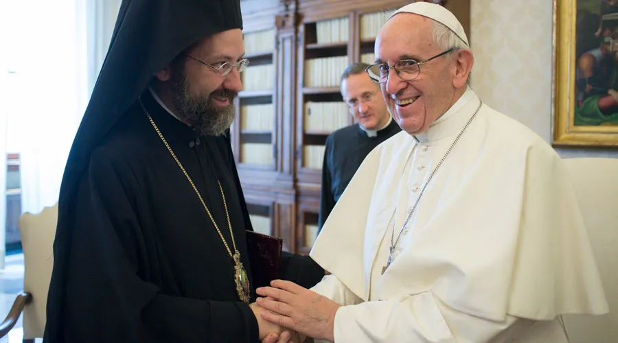 El Papa Francisco saluda a uno de los miembros de la delegación ortodoxa. Foto: L'Osservatore Romano?w=200&h=150
