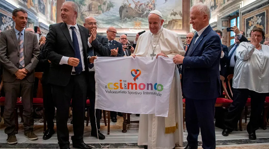 El Papa Francisco con los miembros del Centro Deportivo Italiano. Foto: Vatican Media