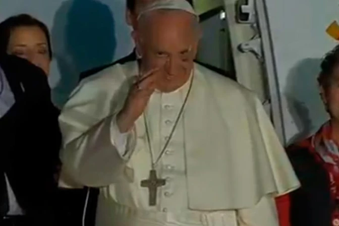 Papa Francisco se despide de Colombia y alienta a no quedarse en el primer paso