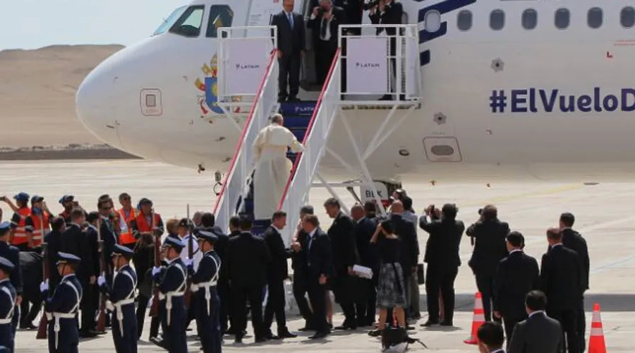 El Papa Francisco sube al avión que lo lleva a Perú. Foto: Giselle Vargas (ACI Prensa)?w=200&h=150