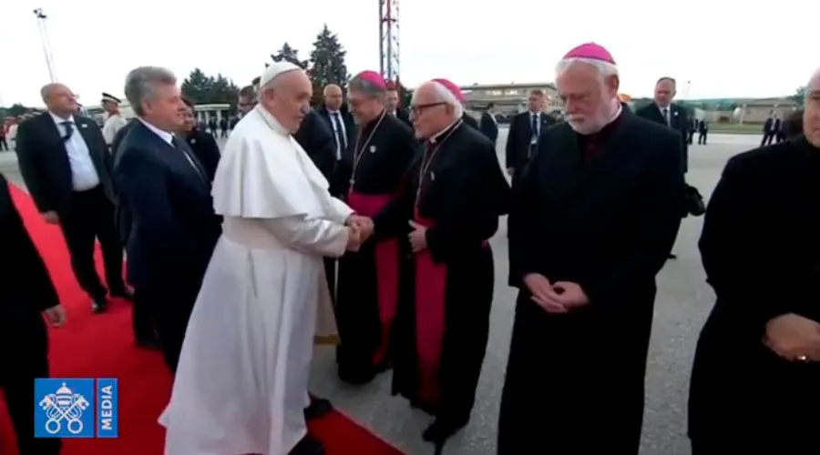 El Papa se despide de las autoridades nordmacedonias. Foto: Captura de Youtube?w=200&h=150