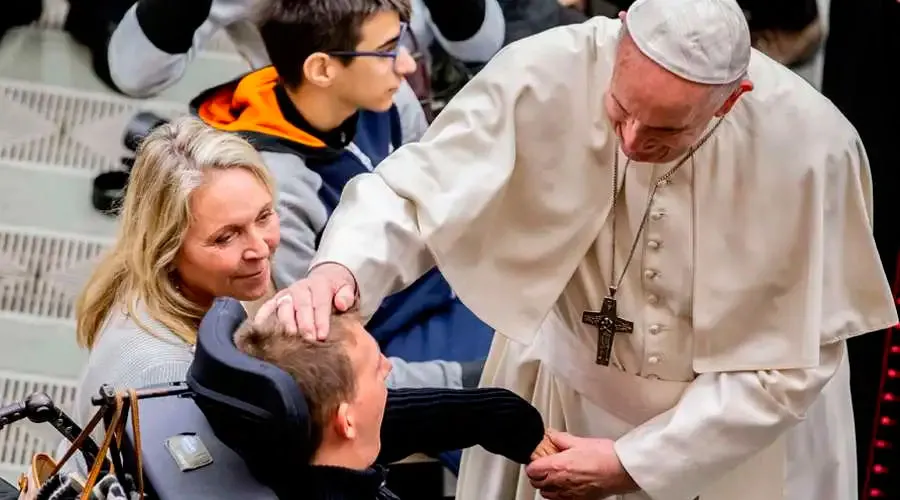 El Papa Francisco bendice a una persona con discapacidad. Crédito: Daniel Ibáñez / ACI Prensa