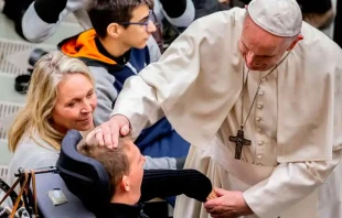 El Papa Francisco bendice a una persona con discapacidad. Cru00e9dito: Daniel Ibu00e1u00f1ez / ACI Prensa 