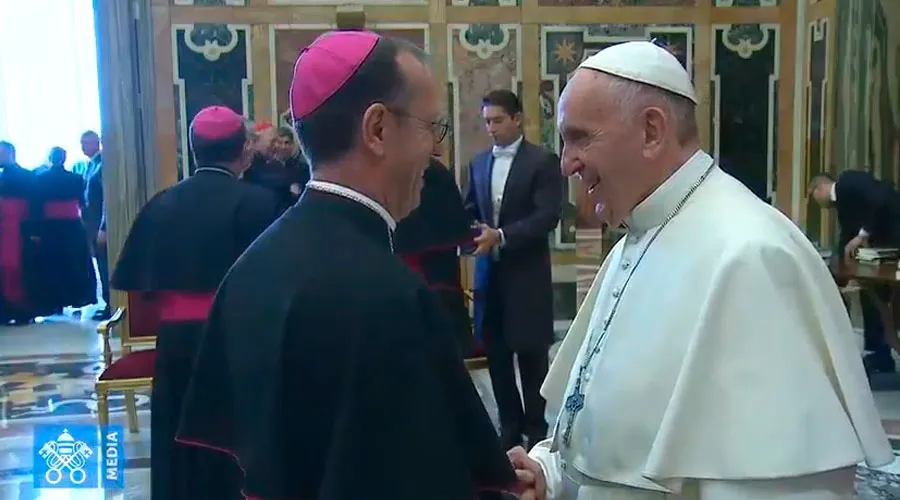 El Papa saluda a los miembros de la Curia tras su discurso. Foto: Captura de Youtube?w=200&h=150