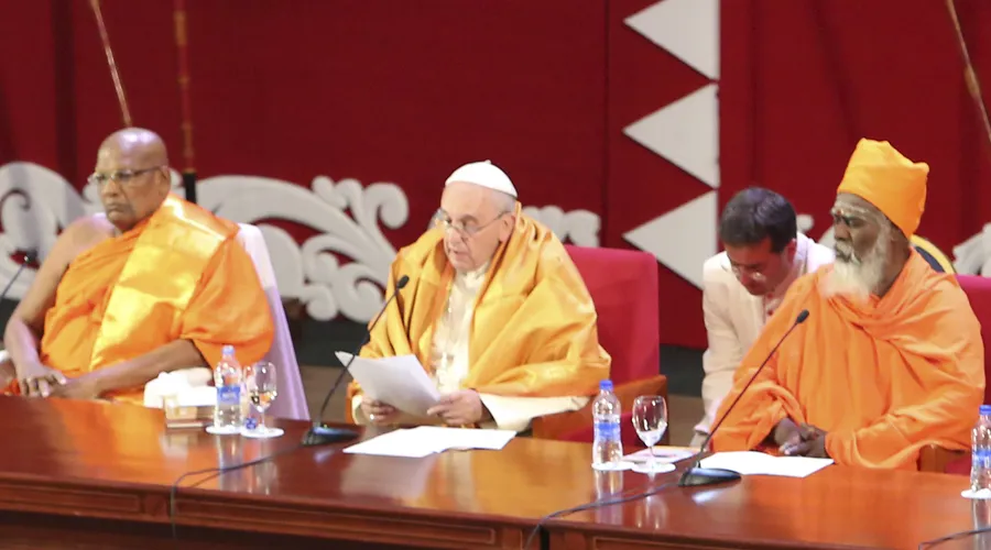 Papa Francisco pronuncia su discurso en el encuentro interreligioso. Foto: Alan Holdren?w=200&h=150