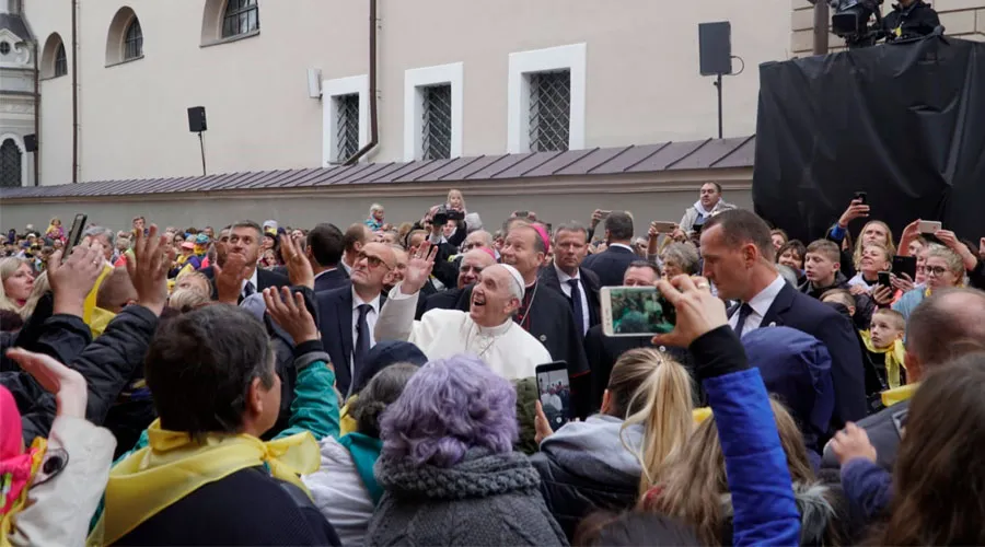 El Papa saluda a los fieles congregados en el Santuario. Foto: ACI Prensa?w=200&h=150