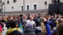 El Papa saluda a los fieles congregados en el Santuario. Foto: ACI Prensa