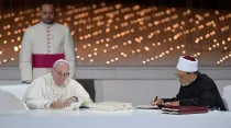 El Papa y el Gran Imán de Al-Azhar firman la declaración conjunta. Foto: Vatican Media