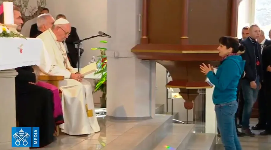 El Papa Francisco escucha el testimonio de Marina. Foto: Captura de Youtube?w=200&h=150