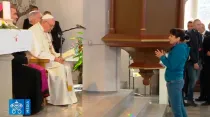 El Papa Francisco escucha el testimonio de Marina. Foto: Captura de Youtube