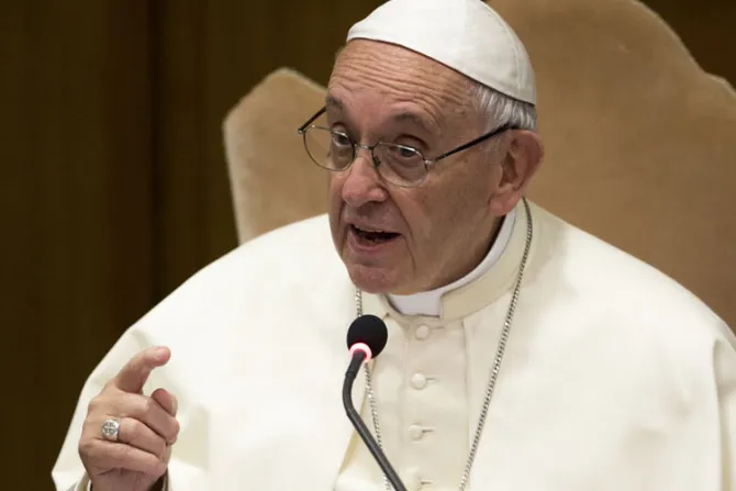 Hay que dar educación sexual pero sin colonizaciones ideológicas, dice el Papa
