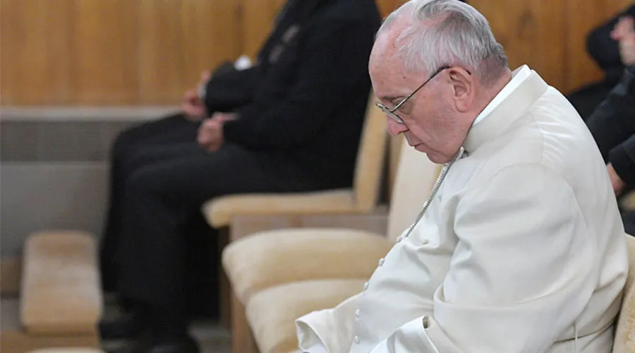 El Papa Francisco medita durante sus ejercicios espirituales. Daniele Garofani (L'Osservatore Romano)