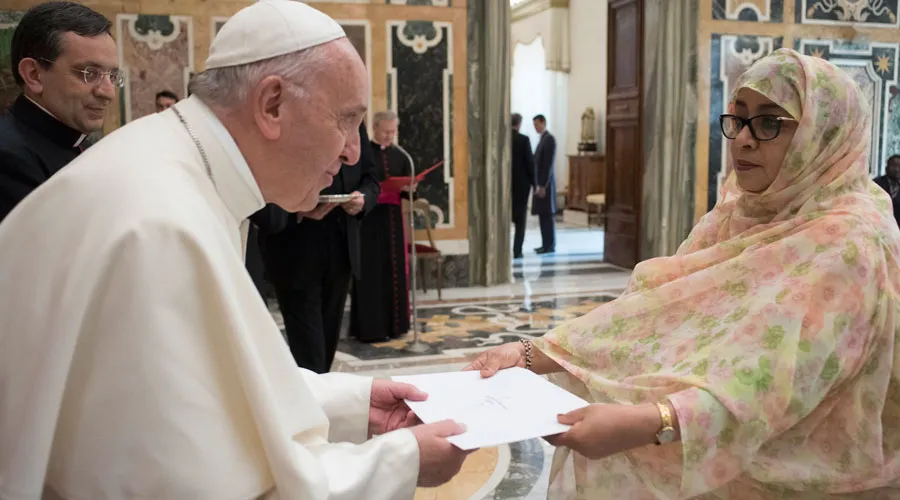 El Papa Francisco recibe la credencial de la embajadora de Mauritania / Foto: L'Osservatore Romano?w=200&h=150