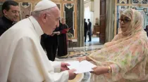 El Papa Francisco recibe la credencial de la embajadora de Mauritania / Foto: L'Osservatore Romano