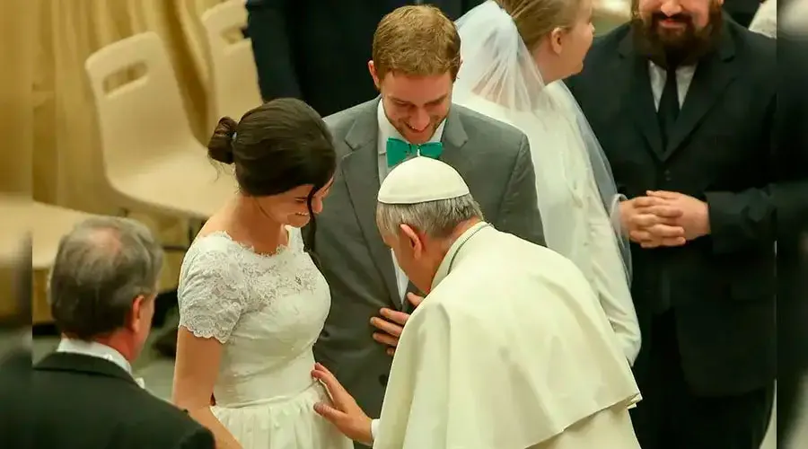 El Papa Francisco bendice a una madre embarazada en el Vaticano. Crédito: Daniel Ibáñez / ACI Prensa