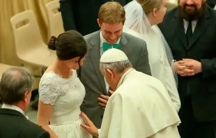 El Papa Francisco bendice a una madre embarazada en el Vaticano. Cru00e9dito: Daniel Ibu00e1u00f1ez / ACI Prensa 