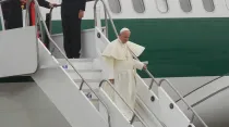 El Papa Francisco desciende del avión papal. Crédito: Walter Sánchez Silva / ACI Prensa