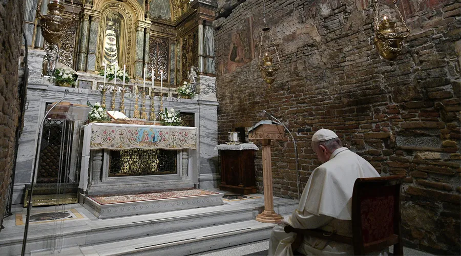 El Papa Francisco emociona con su silenciosa oración ante la Virgen de Loreto