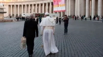 El Papa Francisco camina por la Plaza de San Pedro - Foto: Vatican Media / ACI Prensa