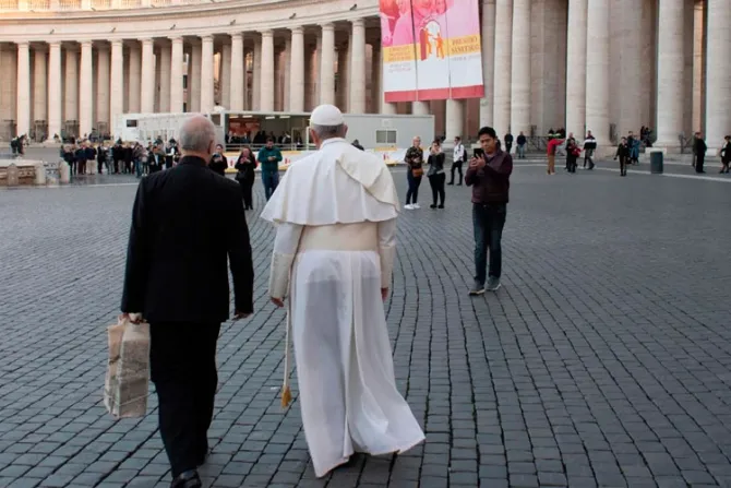 Papa Francisco sorprende a turistas y peregrinos al cruzar a pie la Plaza de San Pedro [VIDEO]