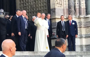 El Santo Padre a su llegada a la Catedral de San Lorenzo. Foto: ACI Prensa 