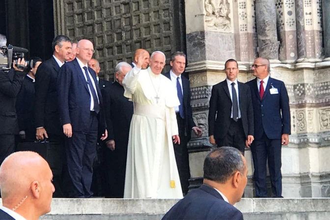 Un buen sacerdote se deja “agotar” por la gente y no reza como un “papagayo”, dice el Papa