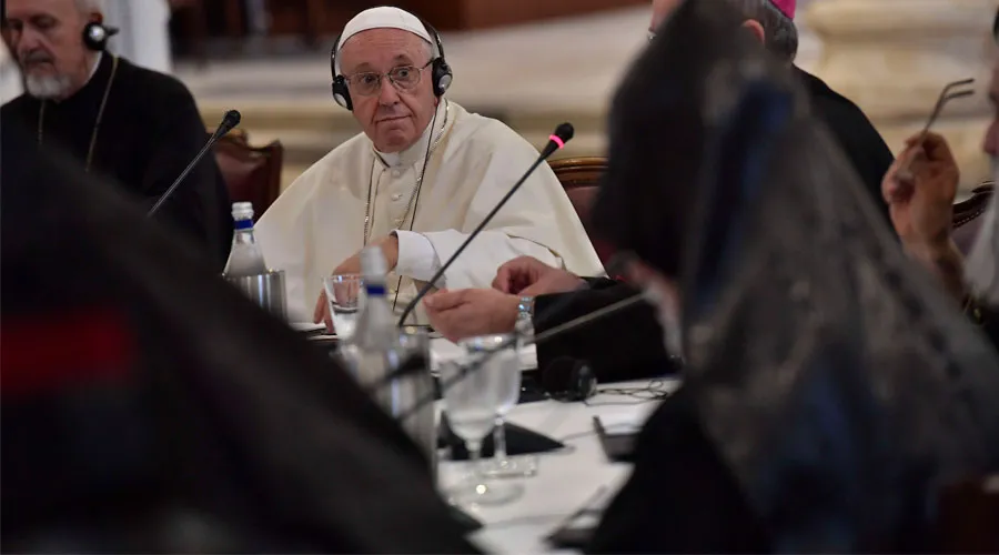 El Papa durante el diálogo ecuménico en Bari. Foto: Vatican Media