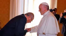 Pedro Pablo Kuczynski saluda al Papa Francisco en el Vaticano. Foto: ANDINA/ Prensa Presidencia/ Andres Valle.