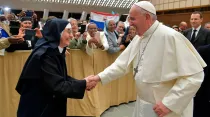 El Papa Francisco con las religiosas. Foto: Vatican Media