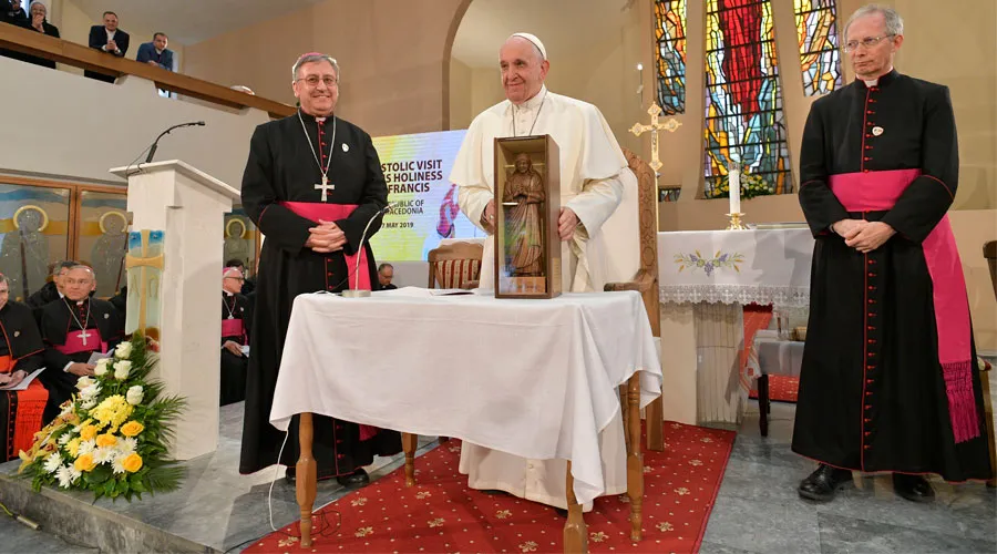 El Papa en el encuentro con sacerdotes, sus familias y religiosas. Foto: Vatican Media?w=200&h=150