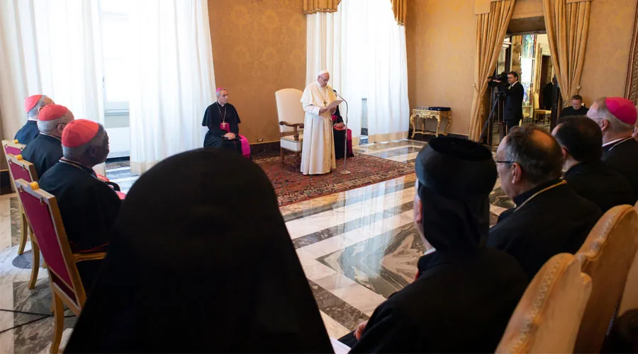 El Papa habla ante los participantes en el encuentro sobre Siria e Irak. Foto: Vatican Media