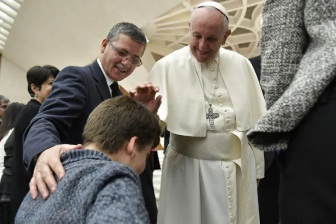 Papa Francisco defiende dignidad de personas con enfermedades raras