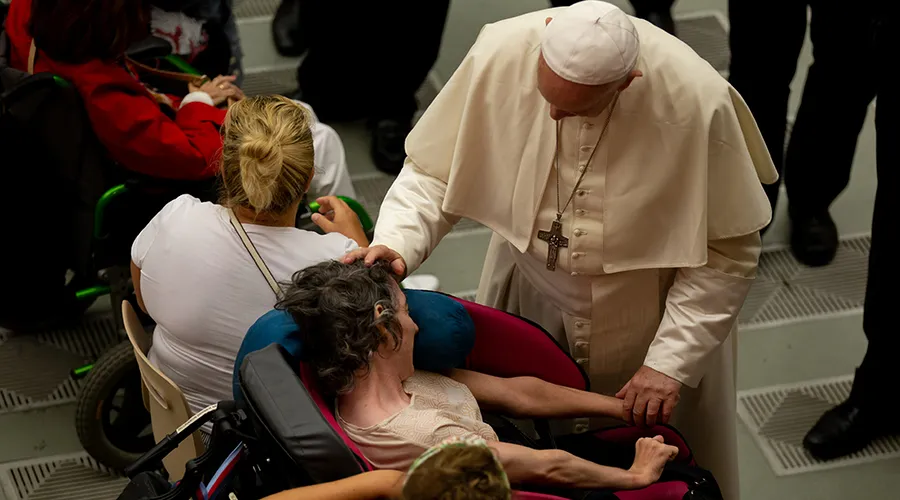 Papa Francisco bendice a una enferma durante una audiencia general. Crédito: Daniel Ibáñez / ACI Prensa