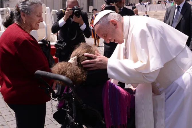 Papa Francisco pide defender la vida humana en todas sus etapas y circunstancias