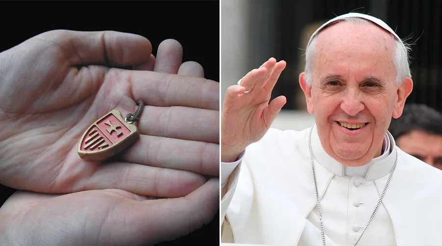 El Papa Francisco y el escudo de la Orden de la Merced. Foto: Orden de la Merced / ACI Prensa