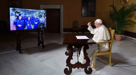 El Papa Francisco dialoga con astronautas de la Estación Espacial Internacional