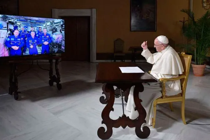 El Papa Francisco dialoga con astronautas de la Estación Espacial Internacional