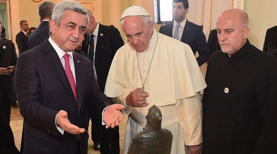 El Papa y el Presidente de Armenia contemplan la escultura. Foto: Vatican Media