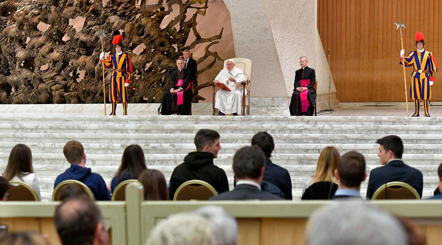 El Papa habla a los estudiantes. Foto: Vatican Media?w=200&h=150