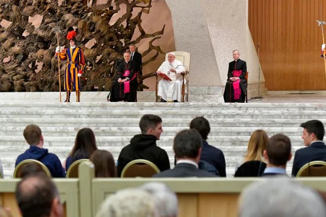 El Papa explica a adolescentes cómo afrontar las decisiones importantes de la vida