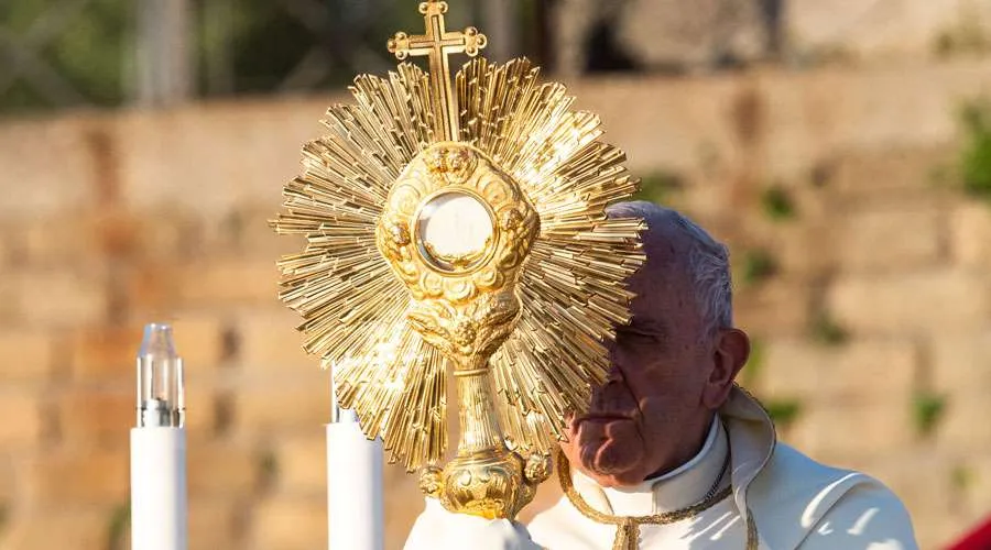 El Papa Francisco sostiene una custodia eucarística. Crédito: Daniel Ibáñez / ACI Prensa?w=200&h=150
