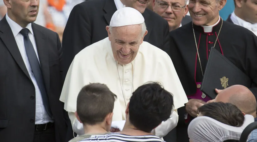 El Papa Francisco bendice a una familia. Foto: Marina Testino / ACI Prensa?w=200&h=150