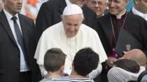 El Papa Francisco bendice a una familia. Foto: Marina Testino / ACI Prensa