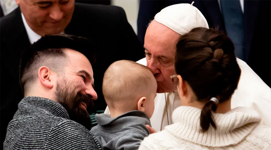 El Papa saluda a una familia durante una audiencia en el Vaticano. Foto: Daniel Ibáñez / ACI Prensa