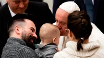 El Papa saluda a una familia durante una audiencia en el Vaticano. Foto: Daniel Ibu00e1u00f1ez / ACI Prensa