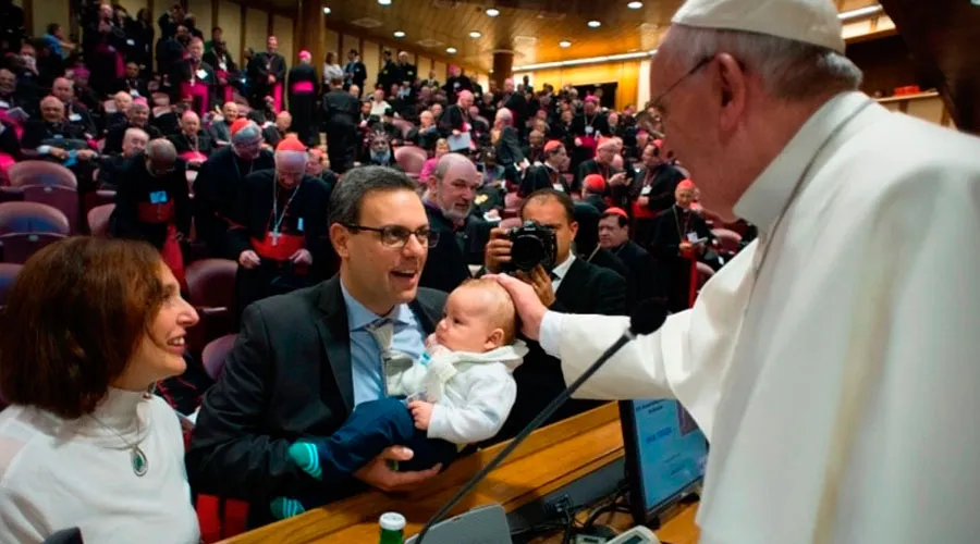 El Papa Francisco saluda a la familia Paloni durante el Sínodo realizado en octubre de 2015. Foto L'Osservatore Romano?w=200&h=150