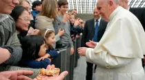 El Papa saluda a familias. Foto: L'Osservatore Romano