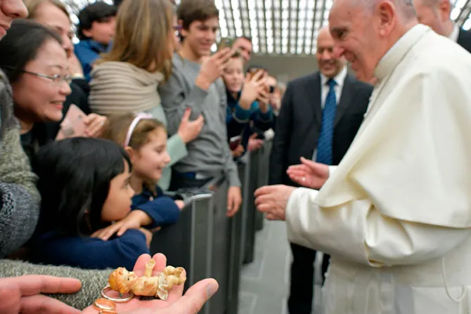 Nunca discutan delante de los niños, pide el Papa a padres de familia