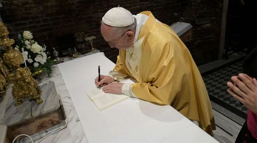 El Papa Francisco firma la ExhortaciÃ³n ApostÃ³lica sobre los jÃ³venes en Loreto. Foto: Vatican Media