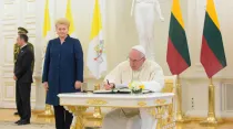 El Papa firma en el libro de bienvenida. Foto: Vatican Media